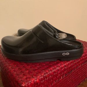 Oofos clogs (glossy black)
